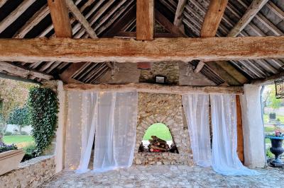 Miniature Location salle Longnes (Yvelines) - Domaine des Clos Vallées #6 Couronne de fleurs blanches et roses suspendue à un arbre sous la lumière du soleil dans un jardin verdoyant.