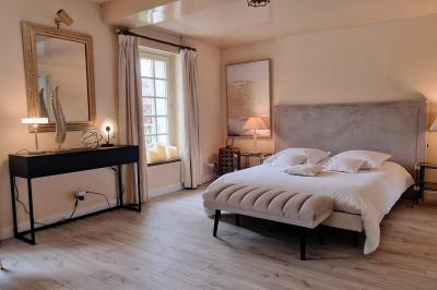 Miniature Location salle Longnes (Yvelines) - Domaine des Clos Vallées #40 Couronne de fleurs blanches et roses suspendue à un arbre sous la lumière du soleil dans un jardin verdoyant.