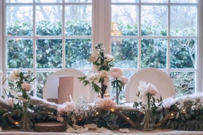 Miniature Location salle Longnes (Yvelines) - Domaine des Clos Vallées #5 Couronne de fleurs blanches et roses suspendue à un arbre sous la lumière du soleil dans un jardin verdoyant.