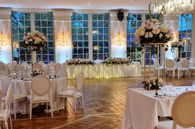 Miniature Location salle Longnes (Yvelines) - Domaine des Clos Vallées #17 Couronne de fleurs blanches et roses suspendue à un arbre sous la lumière du soleil dans un jardin verdoyant.