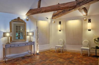 Miniature Location salle Longnes (Yvelines) - Domaine des Clos Vallées #36 Couronne de fleurs blanches et roses suspendue à un arbre sous la lumière du soleil dans un jardin verdoyant.