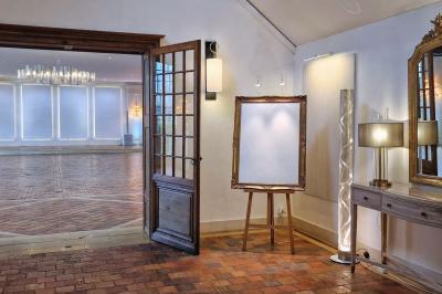 Miniature Location salle Longnes (Yvelines) - Domaine des Clos Vallées #46 Couronne de fleurs blanches et roses suspendue à un arbre sous la lumière du soleil dans un jardin verdoyant.