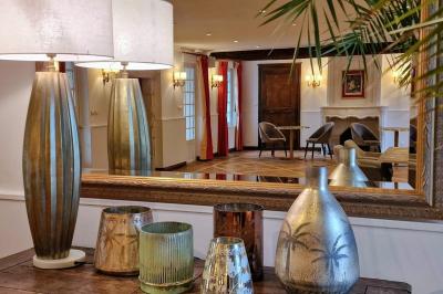 Miniature Location salle Longnes (Yvelines) - Domaine des Clos Vallées #44 Couronne de fleurs blanches et roses suspendue à un arbre sous la lumière du soleil dans un jardin verdoyant.