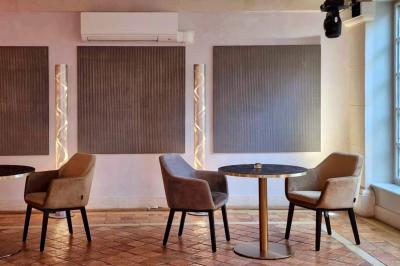 Miniature Location salle Longnes (Yvelines) - Domaine des Clos Vallées #41 Couronne de fleurs blanches et roses suspendue à un arbre sous la lumière du soleil dans un jardin verdoyant.