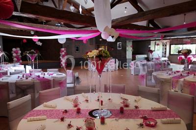 Stand décoratif avec des bonbons dans un parc, entouré d'arbres, de personnes assises et d'enfants jouant.