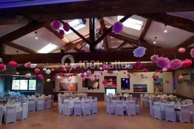 Stand décoratif avec des bonbons dans un parc, entouré d'arbres, de personnes assises et d'enfants jouant.
