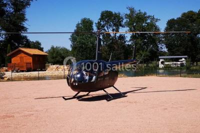 Stand décoratif avec des bonbons dans un parc, entouré d'arbres, de personnes assises et d'enfants jouant.