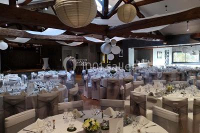 Stand décoratif avec des bonbons dans un parc, entouré d'arbres, de personnes assises et d'enfants jouant.