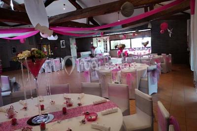 Stand décoratif avec des bonbons dans un parc, entouré d'arbres, de personnes assises et d'enfants jouant.