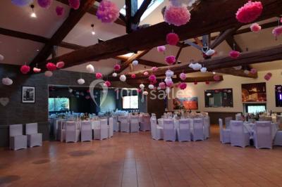 Stand décoratif avec des bonbons dans un parc, entouré d'arbres, de personnes assises et d'enfants jouant.