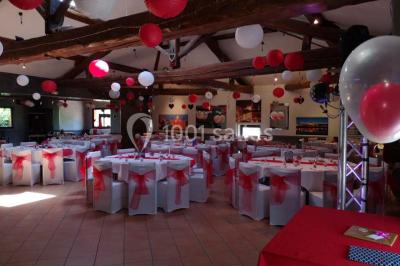 Stand décoratif avec des bonbons dans un parc, entouré d'arbres, de personnes assises et d'enfants jouant.