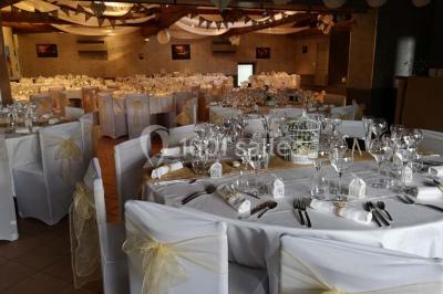 Stand décoratif avec des bonbons dans un parc, entouré d'arbres, de personnes assises et d'enfants jouant.