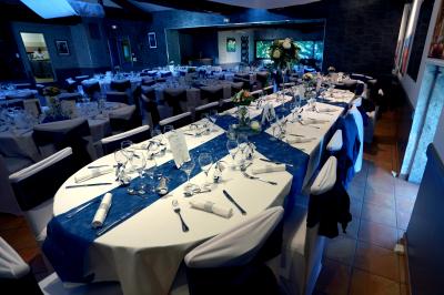 Stand décoratif avec des bonbons dans un parc, entouré d'arbres, de personnes assises et d'enfants jouant.