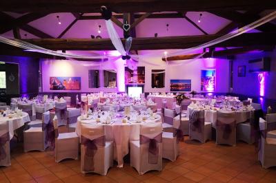 Stand décoratif avec des bonbons dans un parc, entouré d'arbres, de personnes assises et d'enfants jouant.