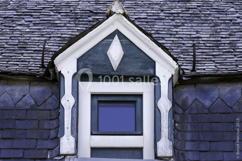 Location salle Anhée (Namur) - Ferme de l'Abbaye de Moulins #16 Fenêtre mansardée entourée de bois peint en bleu et blanc, intégrée à un toit en ardoise.