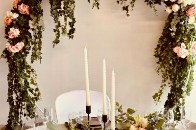 Miniature Locaberry Location De Vaisselle Et Materiel De Reception #2 Table dressée avec une nappe blanche, chemin de table orange, décorations automnales et vaisselle élégante.