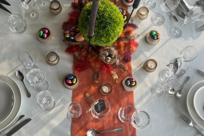 Miniature Locaberry Location De Vaisselle Et Materiel De Reception #3 Table dressée avec une nappe blanche, chemin de table orange, décorations automnales et vaisselle élégante.