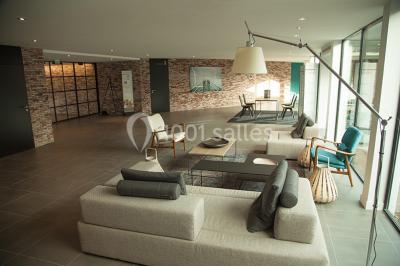 Assiette gastronomique avec une entrée élégamment dressée, comprenant foie gras, garnitures et décorations végétales.