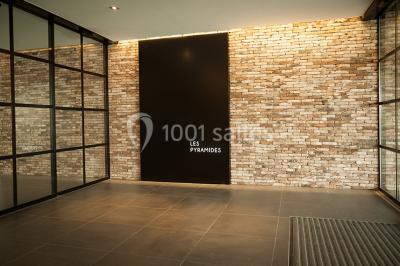 Assiette gastronomique avec une entrée élégamment dressée, comprenant foie gras, garnitures et décorations végétales.