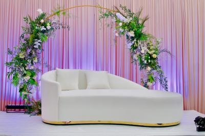 Rouleau croustillant servi sur un lit de légumes colorés avec une garniture florale sur une assiette blanche.