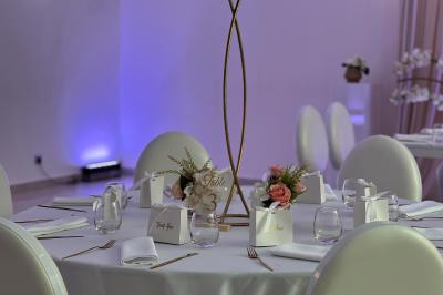 Rouleau croustillant servi sur un lit de légumes colorés avec une garniture florale sur une assiette blanche.
