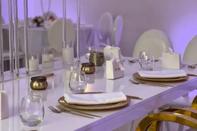 Rouleau croustillant servi sur un lit de légumes colorés avec une garniture florale sur une assiette blanche.