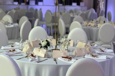 Rouleau croustillant servi sur un lit de légumes colorés avec une garniture florale sur une assiette blanche.