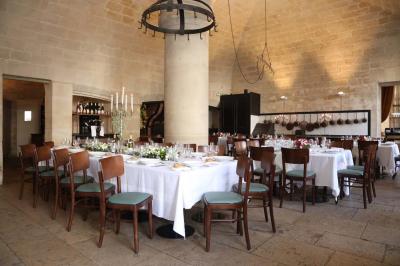 Miniature Location salle Chantilly (Oise) - La Capitainerie du Château de Chantilly #8 Façade en pierre d'un bâtiment historique avec une enseigne ’La Capitainerie’ visible au premier plan.