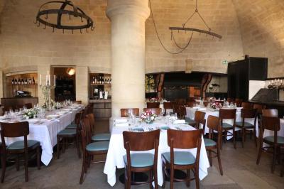 Miniature Location salle Chantilly (Oise) - La Capitainerie du Château de Chantilly #11 Façade en pierre d'un bâtiment historique avec une enseigne ’La Capitainerie’ visible au premier plan.