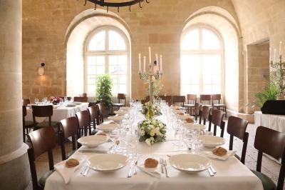 Miniature Location salle Chantilly (Oise) - La Capitainerie du Château de Chantilly #2 Façade en pierre d'un bâtiment historique avec une enseigne ’La Capitainerie’ visible au premier plan.