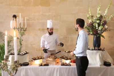 Miniature Location salle Chantilly (Oise) - La Capitainerie du Château de Chantilly #3 Façade en pierre d'un bâtiment historique avec une enseigne ’La Capitainerie’ visible au premier plan.