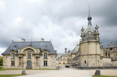 Miniature Location salle Chantilly (Oise) - La Capitainerie du Château de Chantilly #4 Façade en pierre d'un bâtiment historique avec une enseigne ’La Capitainerie’ visible au premier plan.