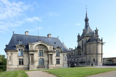Miniature Location salle Chantilly (Oise) - La Capitainerie du Château de Chantilly #7 Façade en pierre d'un bâtiment historique avec une enseigne ’La Capitainerie’ visible au premier plan.