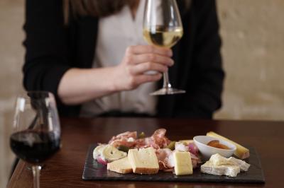 Miniature Location salle Chantilly (Oise) - La Capitainerie du Château de Chantilly #5 Façade en pierre d'un bâtiment historique avec une enseigne ’La Capitainerie’ visible au premier plan.