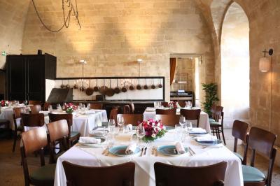 Miniature Location salle Chantilly (Oise) - La Capitainerie du Château de Chantilly #18 Façade en pierre d'un bâtiment historique avec une enseigne ’La Capitainerie’ visible au premier plan.