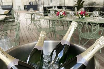 Miniature Location salle Chantilly (Oise) - La Capitainerie du Château de Chantilly #10 Façade en pierre d'un bâtiment historique avec une enseigne ’La Capitainerie’ visible au premier plan.