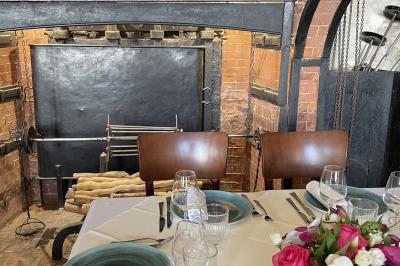 Miniature Location salle Chantilly (Oise) - La Capitainerie du Château de Chantilly #17 Façade en pierre d'un bâtiment historique avec une enseigne ’La Capitainerie’ visible au premier plan.