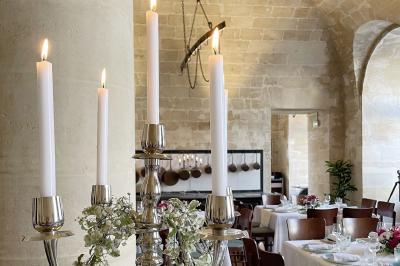 Miniature Location salle Chantilly (Oise) - La Capitainerie du Château de Chantilly #14 Façade en pierre d'un bâtiment historique avec une enseigne ’La Capitainerie’ visible au premier plan.