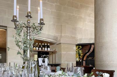 Miniature Location salle Chantilly (Oise) - La Capitainerie du Château de Chantilly #16 Façade en pierre d'un bâtiment historique avec une enseigne ’La Capitainerie’ visible au premier plan.