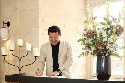 Miniature Location salle Chantilly (Oise) - La Capitainerie du Château de Chantilly #24 Façade en pierre d'un bâtiment historique avec une enseigne ’La Capitainerie’ visible au premier plan.