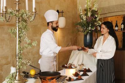 Miniature Location salle Chantilly (Oise) - La Capitainerie du Château de Chantilly #9 Façade en pierre d'un bâtiment historique avec une enseigne ’La Capitainerie’ visible au premier plan.