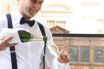 Miniature Location salle Chantilly (Oise) - La Capitainerie du Château de Chantilly #26 Façade en pierre d'un bâtiment historique avec une enseigne ’La Capitainerie’ visible au premier plan.