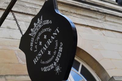 Miniature Location salle Chantilly (Oise) - La Capitainerie du Château de Chantilly #29 Façade en pierre d'un bâtiment historique avec une enseigne ’La Capitainerie’ visible au premier plan.
