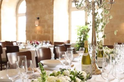 Miniature Location salle Chantilly (Oise) - La Capitainerie du Château de Chantilly #19 Façade en pierre d'un bâtiment historique avec une enseigne ’La Capitainerie’ visible au premier plan.