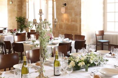 Miniature Location salle Chantilly (Oise) - La Capitainerie du Château de Chantilly #13 Façade en pierre d'un bâtiment historique avec une enseigne ’La Capitainerie’ visible au premier plan.