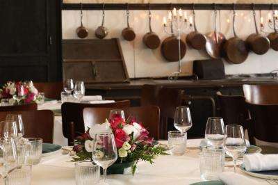 Miniature Location salle Chantilly (Oise) - La Capitainerie du Château de Chantilly #28 Façade en pierre d'un bâtiment historique avec une enseigne ’La Capitainerie’ visible au premier plan.