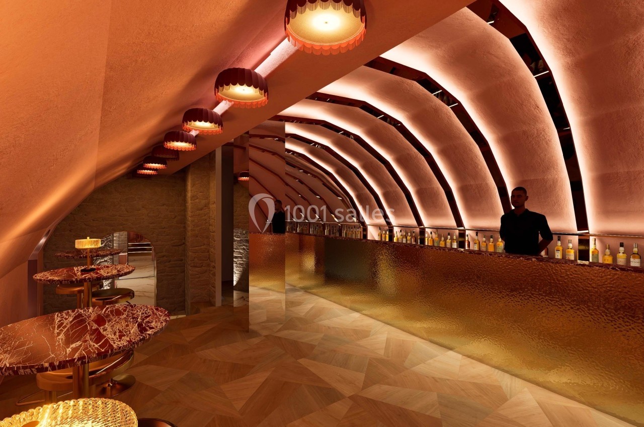 Intérieur d'un bar élégant avec comptoir doré, éclairage tamisé et tables en marbre sous un plafond voûté.