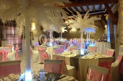 Miniature Location salle Gironville (Seine-et-Marne) - Domaine Saint Pierre #10 Champ de coquelicots rouges au premier plan avec un bâtiment en pierre et des toits en arrière-plan sous un ciel nuageux.