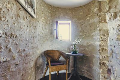 Miniature Location salle Gironville (Seine-et-Marne) - Domaine Saint Pierre #32 Champ de coquelicots rouges au premier plan avec un bâtiment en pierre et des toits en arrière-plan sous un ciel nuageux.