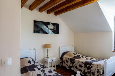 Miniature Location salle Gironville (Seine-et-Marne) - Domaine Saint Pierre #37 Champ de coquelicots rouges au premier plan avec un bâtiment en pierre et des toits en arrière-plan sous un ciel nuageux.